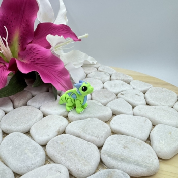 Hatchling Drache – Kleiner Fantasy-Begleiter mit starken Farben