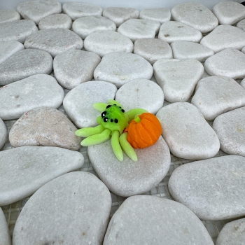 Mini Kürbis‑Spinne – Klein, beweglich und herbstlich verspielt