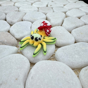 Mini Pilz‑Spinne – Farbenfroher Waldfreund mit Fliegenpilz-Charme