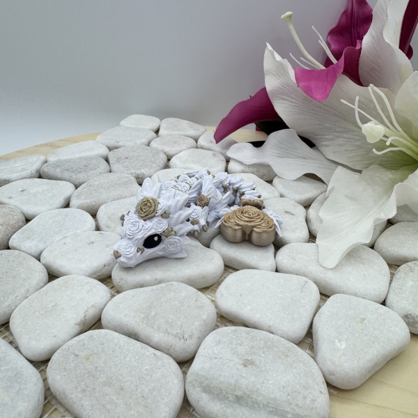 Rosalyra – Blütenwyrm der goldenen Rosen