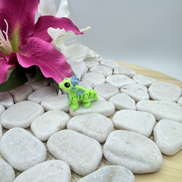 Hatchling Drache – Kleiner Fantasy-Begleiter mit starken Farben