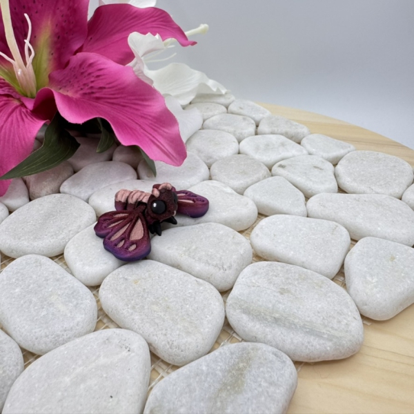 Hatchling Schmetterling – Zarter Blickfang mit filigranen Flügeln