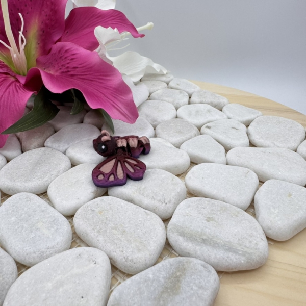 Hatchling Schmetterling – Zarter Blickfang mit filigranen Flügeln