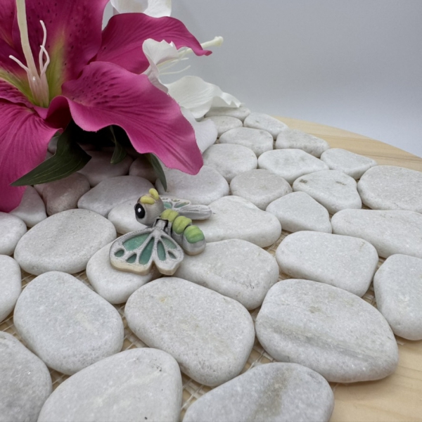 Hatchling Schmetterling – Zarter Lichtbote mit magischem Leuchten