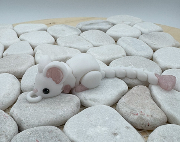 Baby Maus Weiß mit beweglichem Schwanz Anhänger