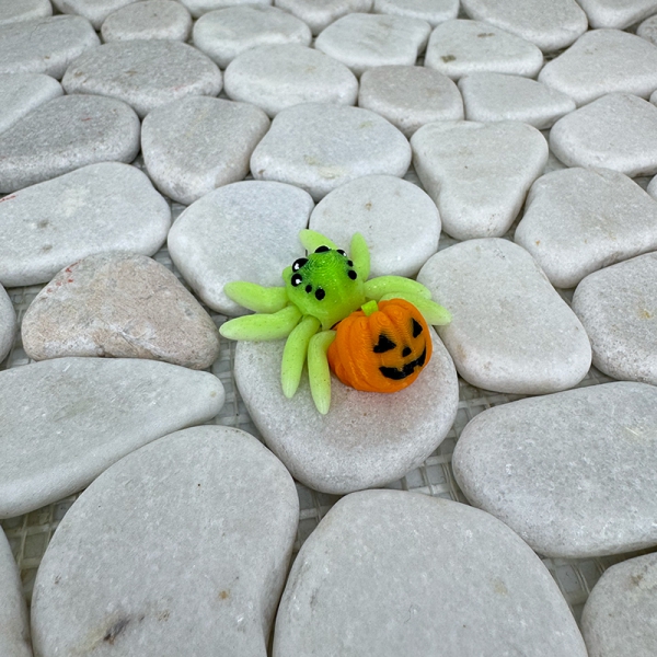 Mini Kürbis‑Spinne – Herbstlich, beweglich und charmant mit Grinse-Kürbis