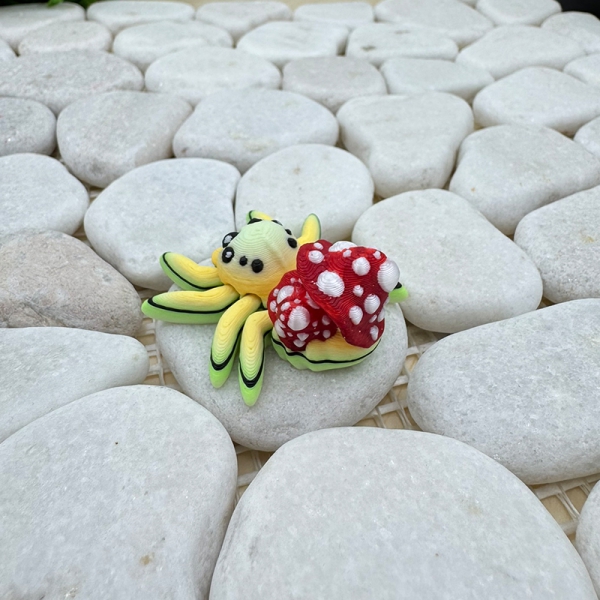 Mini Pilz‑Spinne – Farbenfroher Waldfreund mit Fliegenpilz-Charme